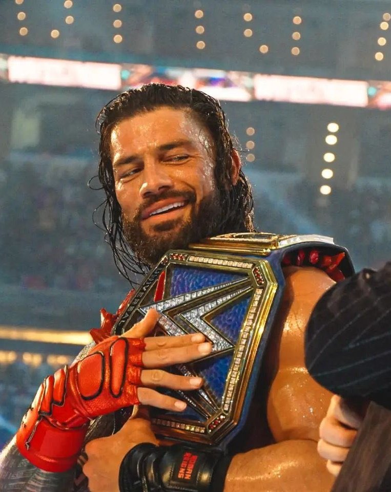 Roman Reigns and his sexy lil smirk appreciation tweet! What a man 😍

(📸Cr/fer_balorclub)