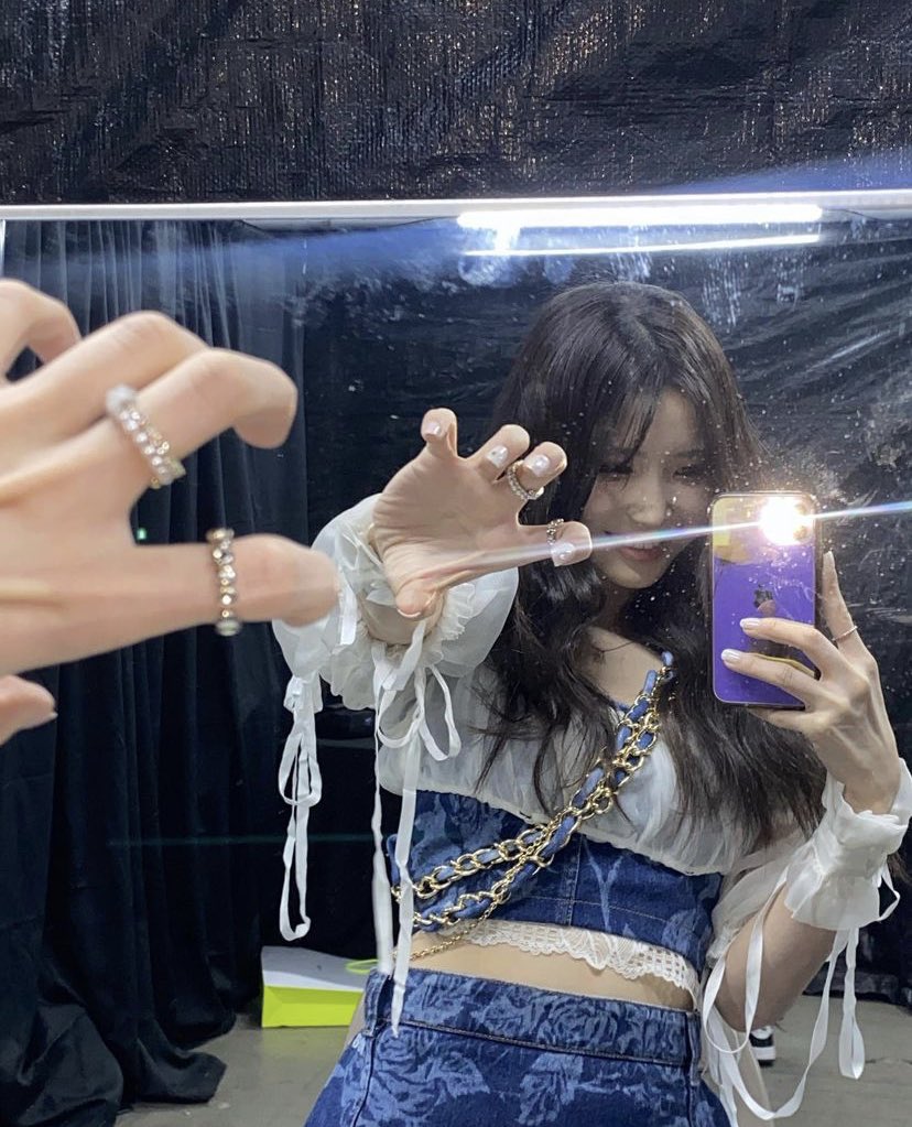 luv4fromis's tweet photo. her mirror selfies >>> https://t.co/ctxPXGlUtq