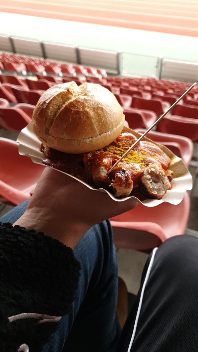 ahlibinbali's tweet photo. Currywurst 4€ @KSVHessenKS @FootyScran https://t.co/KvoifEAQWz