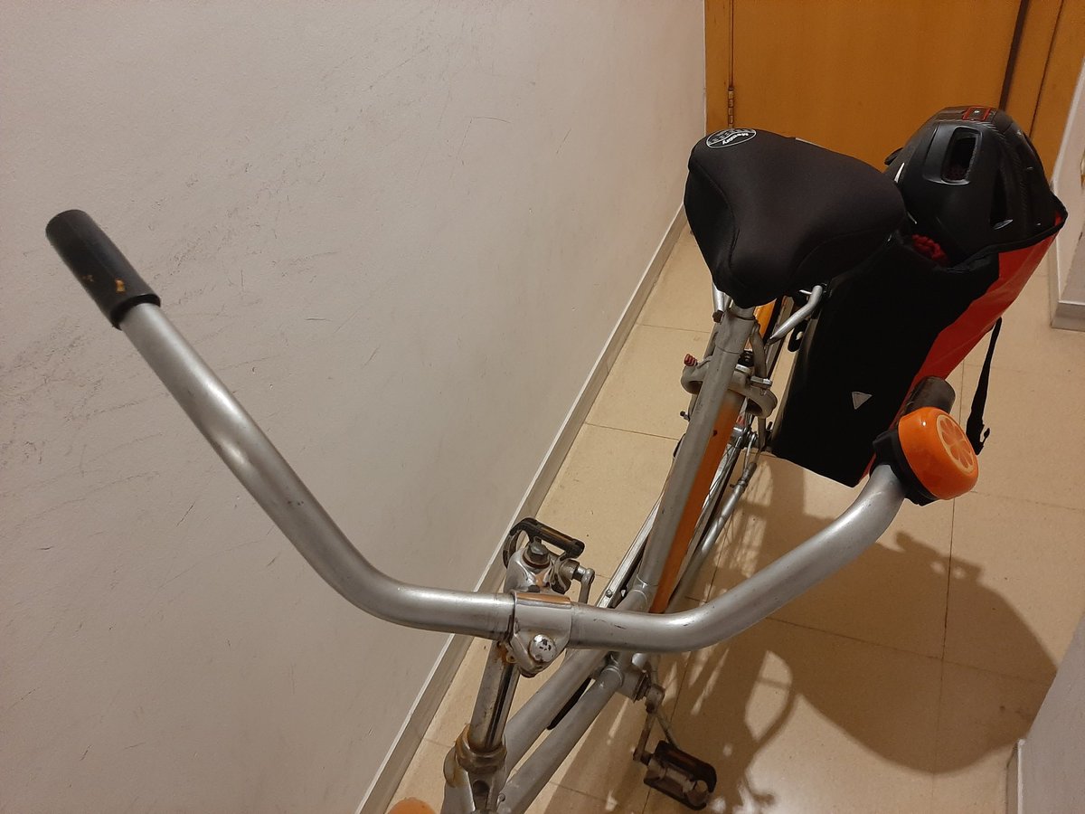 biciclona's tweet photo. Dia 6/04 i Dia 4 de #30DAB #30DEB, dia de metges i gestions diverses, necessitava poder lligar la bici al carrer i he agafat la vella holandesa. Aquest megamanillar q em va posar @_txetxo em permet circular amb seguretat amb la meva limitació actual. En bici, tot és més fàcil 🥰 https://t.co/69UHLNKIg8