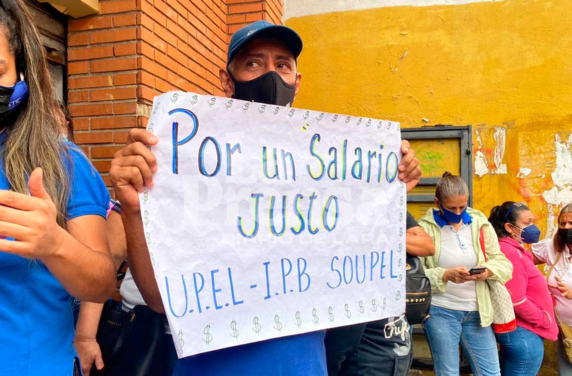 laprensalara's tweet photo. #6Abr | Miembros de la APR, sindicatos de obreros de la UPEL, Unexpo, sociedad civil y otras organizaciones, se concentraron en la Inspectoría del Trabajo, en el centro de #Barquisimeto, para rechazar el ajuste de salario

"Se trata de una violación de los derechos" dicen

#Lara https://t.co/dUK8dLy1U7
