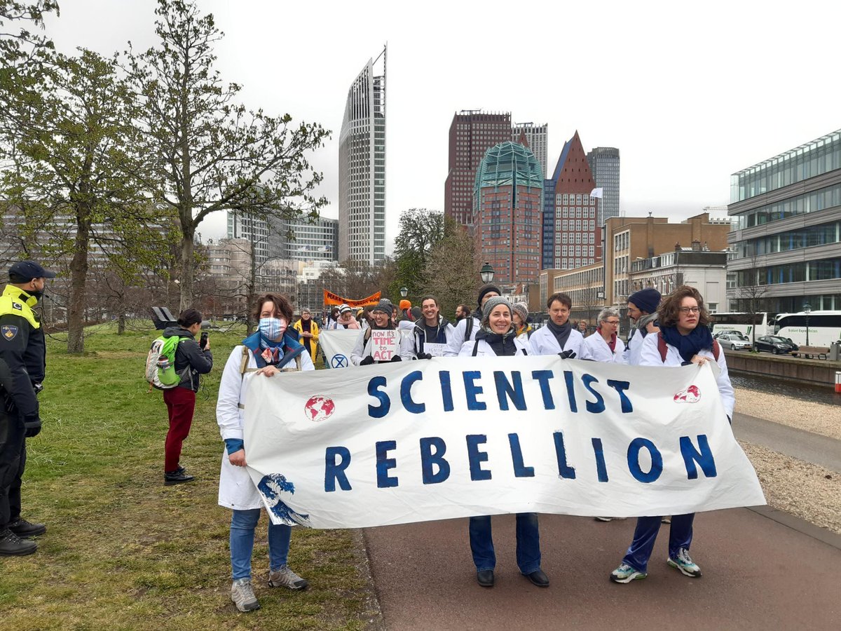 ScientistRebel1's tweet photo. 📣To secure a liveable future, we need an emergency response!📣

Scientists in the Netherlands blocked an entrance to the Ministry of Economic Affairs and Climate Policy in The Hague today, calling for emergency action. #ScientistRebellion

The time is now. Join us! https://t.co/0mGXpZ4WDV