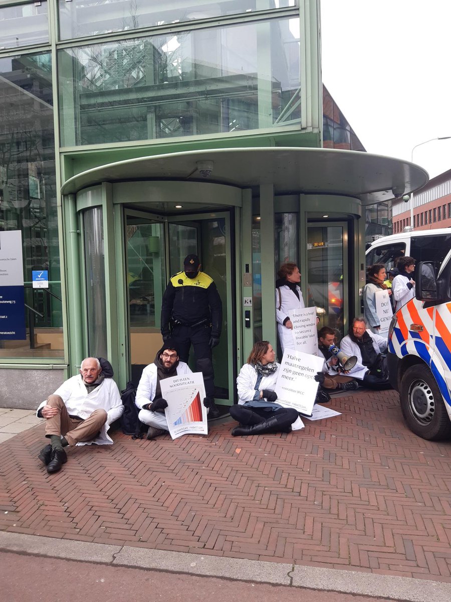ScientistRebel1's tweet photo. 📣To secure a liveable future, we need an emergency response!📣

Scientists in the Netherlands blocked an entrance to the Ministry of Economic Affairs and Climate Policy in The Hague today, calling for emergency action. #ScientistRebellion

The time is now. Join us! https://t.co/0mGXpZ4WDV