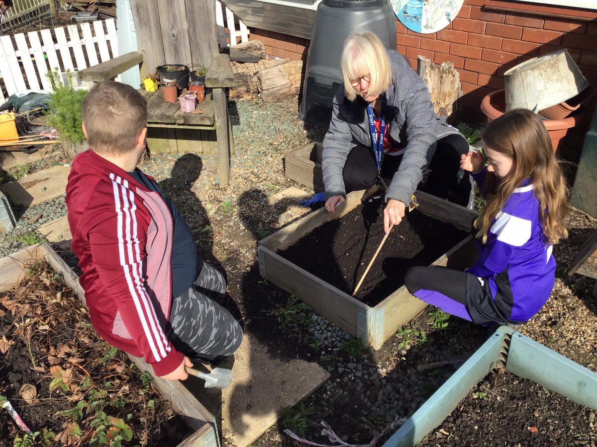 K9_is_my_puppy's tweet photo. Itβs time, itβs parsnip time.
We are growing parsnips for the first time this year, they are planted straight into the beds rather than starting on our windowsill πͺwhich is currently full off peas and leeks.
#MDGrowing #Biggrow @giyireland @innocent https://t.co/qiDvmHiszy
