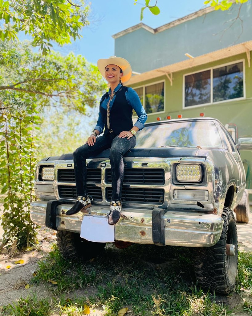 damaragomezmor's tweet photo. Y run run no se raja mi troquita 🤠🎵🎶 #troquita
La vida es muy corta para desperdiciarla! #vive #almaximo vive y deja vivir; conquista tus sueños, rompe tus miedos y atrévete a dar ese paso; que será el que te abra la puerta para lograr tu sueño 👌🏻😘🥰😍 ¡NUNCA TE DETENGAS! https://t.co/V0h59Ni9l4