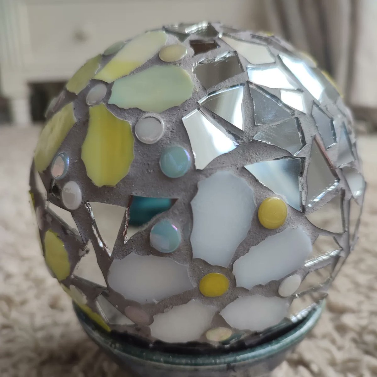 jshutt2304's tweet photo. I made a Daisy Disco ball #LongCovid #OccupationalTherapy #mentalhealth #recovery #mosaicart #GazingBall #SparklyThings #MakingStuff https://t.co/M4Tm1DtXuT