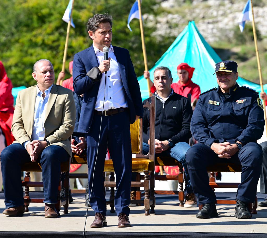 KarinaMenendez0's tweet photo. Acompañé al Gobernador @Kicillofok, a los ministros @CrisAlvarezRod y @SergioBerniArg en el primer egreso de oficiales de la especialidad rural de la provincia.

Con educación y capacitación se está logrando una enorme transformación de las fuerzas de seguridad. https://t.co/LnWWDmpxFd