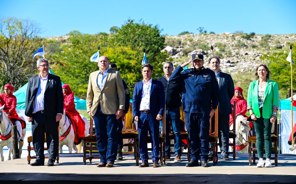 KarinaMenendez0's tweet photo. Acompañé al Gobernador @Kicillofok, a los ministros @CrisAlvarezRod y @SergioBerniArg en el primer egreso de oficiales de la especialidad rural de la provincia.

Con educación y capacitación se está logrando una enorme transformación de las fuerzas de seguridad. https://t.co/LnWWDmpxFd
