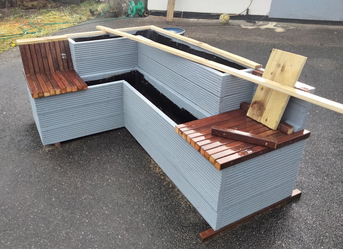 SaolGairdin's tweet photo. Had to lay down tools as weather
defeated me this evening here☹️
Got the left hand seat 80% complete and that was about it.
Hopefully 2moro the ☀️ will shine bright and allow me to bring this little project to completion.
#GardeningTwitter
#gardening #DIY #gardenfurniture https://t.co/skv4Q6xACf