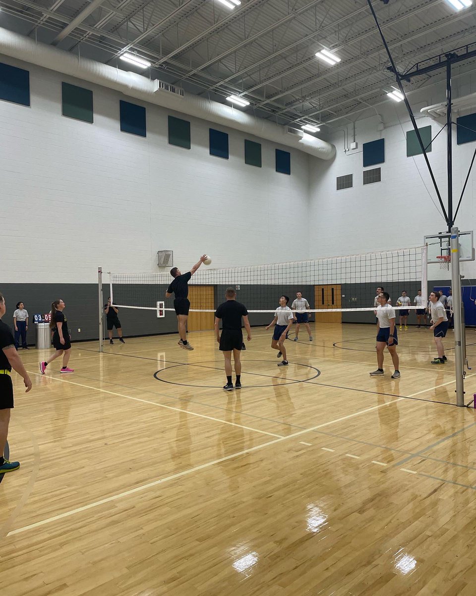 ArmyUwf's tweet photo. Argonaut cadets competed against AFROTC Det. 014 this morning for the Commander’s Cup. The competition consisted of volleyball 🏐, basketball 🏀, and dodgeball. All cadets competed to foster healthy competition. @6thBdeArmyROTC @goargos @armyrotc #lifeisacompetition🎯🎖🏆 https://t.co/FJIln4C9hG