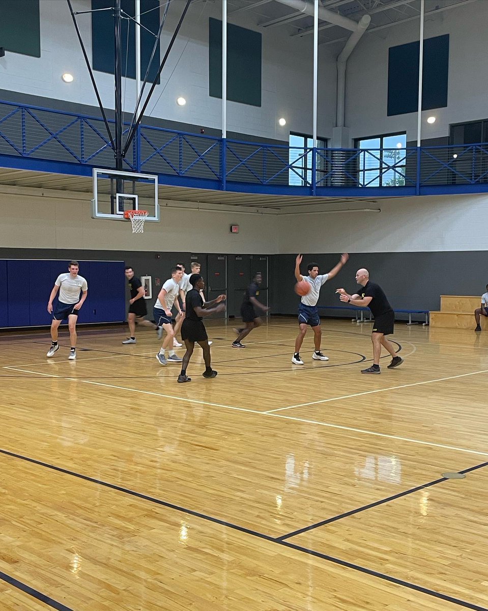 ArmyUwf's tweet photo. Argonaut cadets competed against AFROTC Det. 014 this morning for the Commander’s Cup. The competition consisted of volleyball 🏐, basketball 🏀, and dodgeball. All cadets competed to foster healthy competition. @6thBdeArmyROTC @goargos @armyrotc #lifeisacompetition🎯🎖🏆 https://t.co/FJIln4C9hG