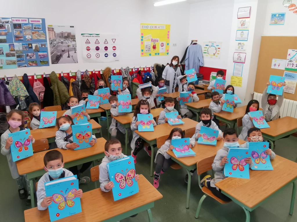 joanpacn's tweet photo. Després d'aprendre I treballar molt durant aquest segon trimestre @immaculadahorta ,aquí tenim el resultat!! Els alumnes de 1r portem els àlbums a casa amb molta il.lusió!! 💞 https://t.co/DGa2kRTsVl