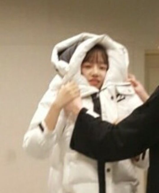 peachjjoyul's tweet photo. Would you believe if I say glassys mostly introverts? no one wants to drop their entry first 😭💀 #GlassySelcaDay https://t.co/gzYoxALdtQ