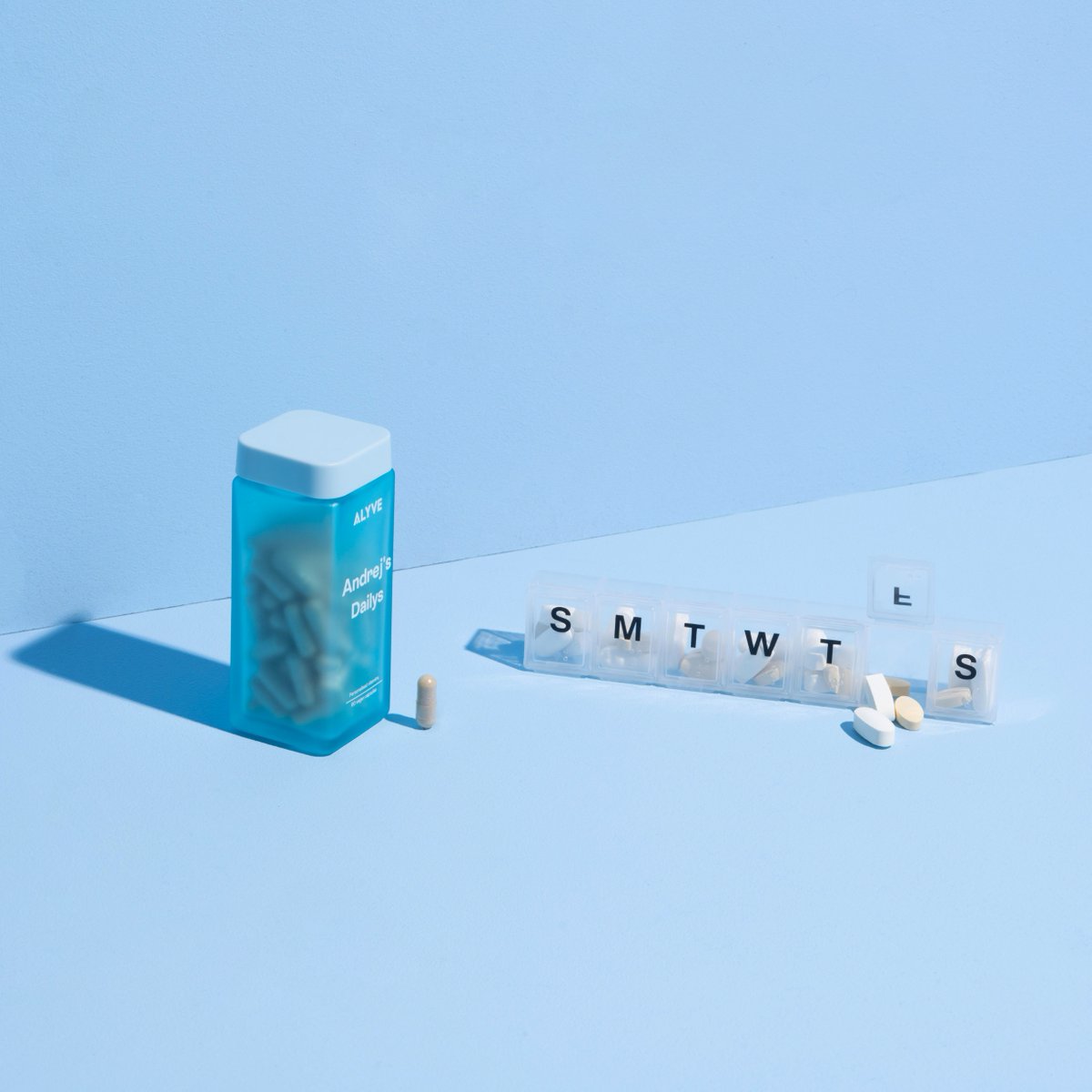 AlyveWellness's tweet photo. Surely you can’t squeeze all that in 2 capsules? With most normal capsules, the ingredients within are only about 10% of the capsule - with the rest being topped up with fillers and binders 😷
​ 
We take out all that unnecessary nasties and leave behind just the good stuff! https://t.co/YCtIDcaQa3