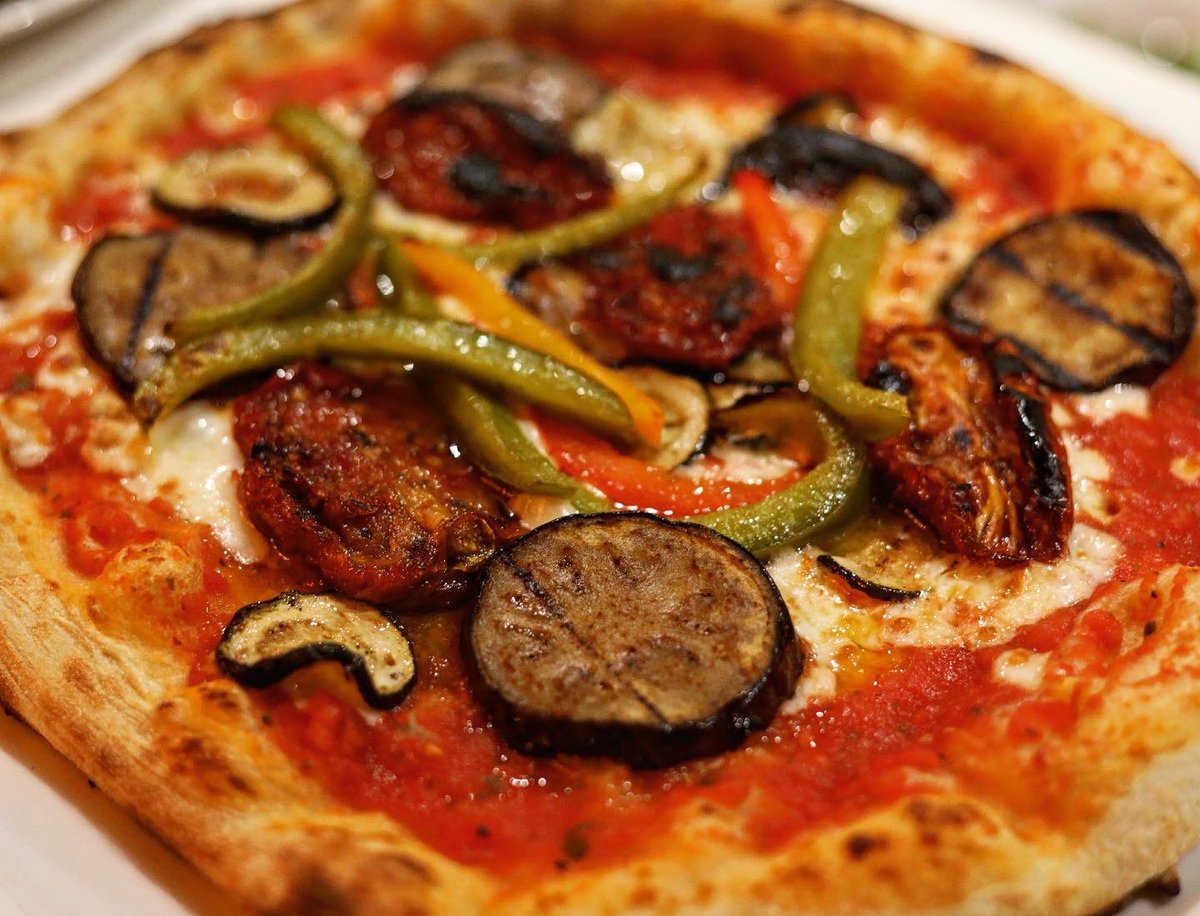 𝗣𝗶𝘇𝘇𝗮 𝗠𝗮𝗿𝗲 | 𝗣𝗶𝘇𝘇𝗮 𝗩𝗲𝗴𝗲𝘁𝗮𝗹𝗲 🍕 Both available on our 𝐄𝐚𝐫𝐥𝐲 𝐁𝐢𝐫𝐝 menu🍴

𝐄𝐧𝐣𝗼𝐲 𝐭𝐡𝐫𝐞𝐞 𝐜𝗼𝐮𝐫𝐬𝐞𝐬 𝐟𝗼𝐫 £15 available all evening Wednesday &amp; Thursday 🍽