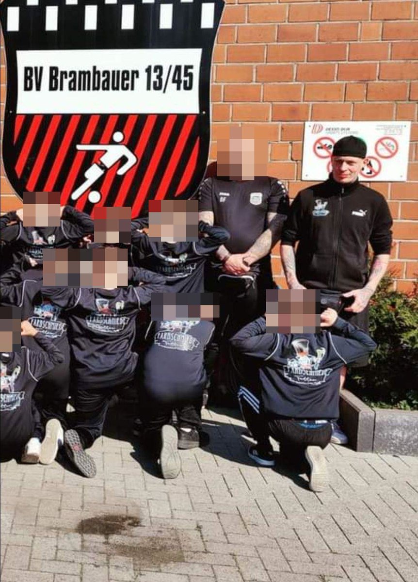 André Machill, Neonazikader und Querdenken-Anmelder aus #Lünen, ist mit seinem Tattooprojekt "Farbschmiede Tattoo" offenbar Trikotsponsor bei einem Jugendteam des BV Brambauer 13/45. Hoffen wir mal, dass das nicht so bleibt. #nonazis #nonazislun #noQuerdenken #Antifa #Hinterland