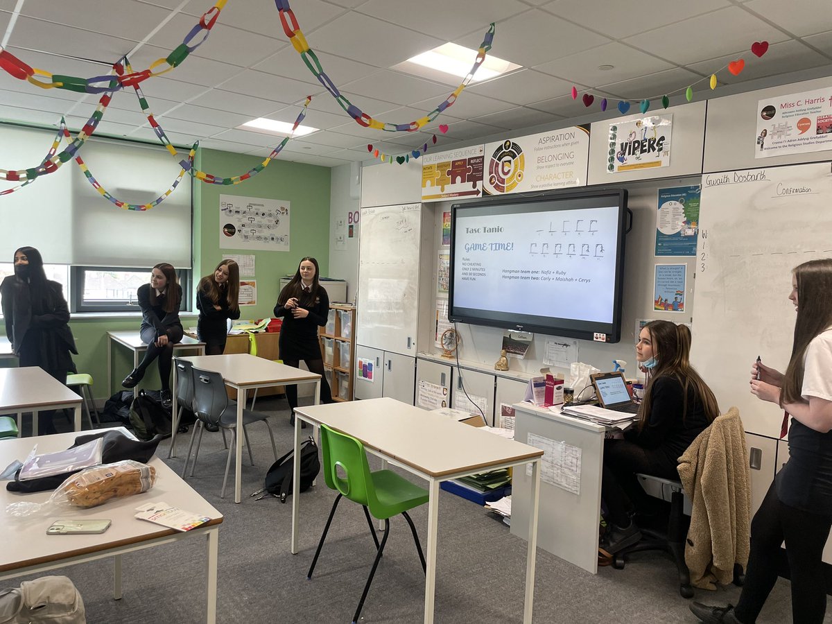 YCB_RS's tweet image. When year 9s become the teachers👩🏻‍🏫🍎 #rolereversal #lessonplan #scavengerhunt
