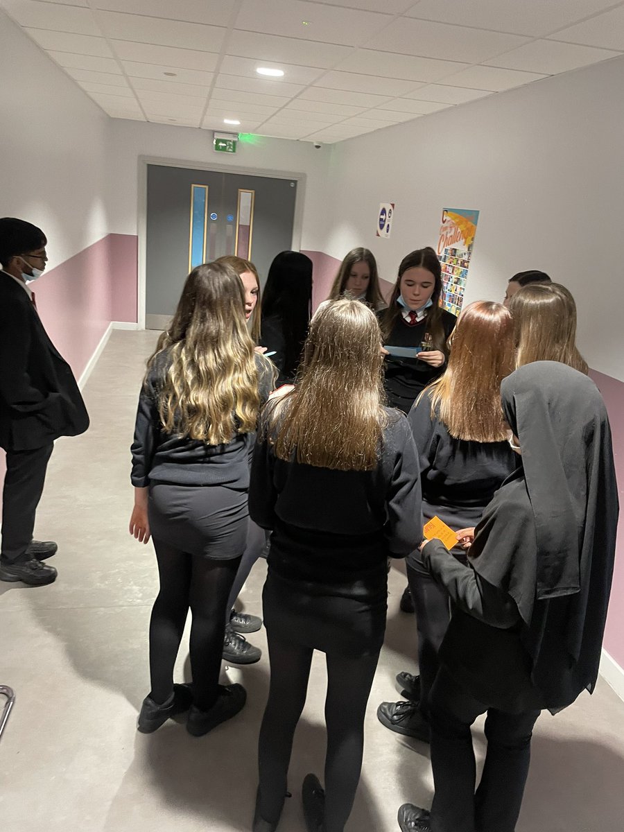 YCB_RS's tweet image. When year 9s become the teachers👩🏻‍🏫🍎 #rolereversal #lessonplan #scavengerhunt