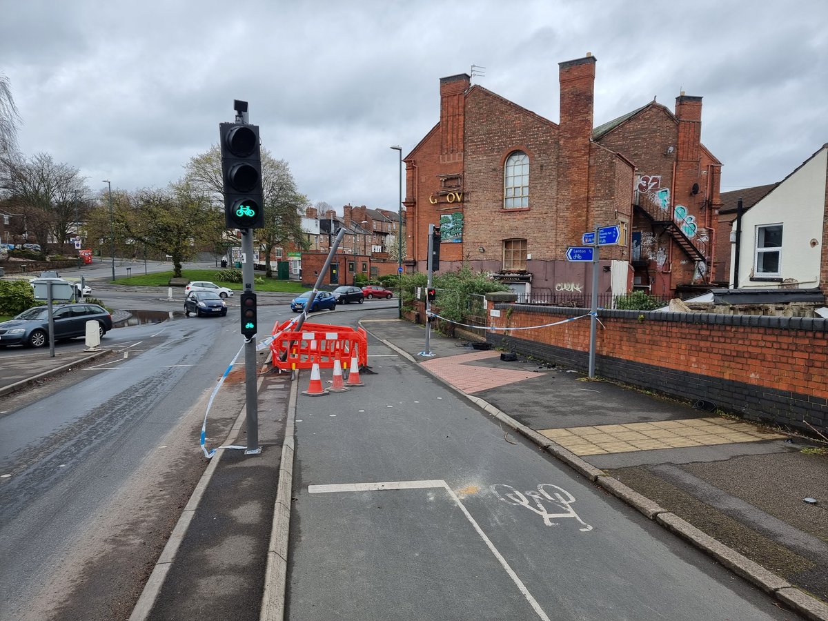 kevjs1982's tweet photo. . @RantyHighwayman another in the series of motorist ruins active travel series...
• Wiped out traffic light ✔
• Pedestrian crossing closed ✔
• Broken car all over the footway ✔
• Footway closed ✔
• Cycleway partially blocked ✔ https://t.co/cPxXBwzojy