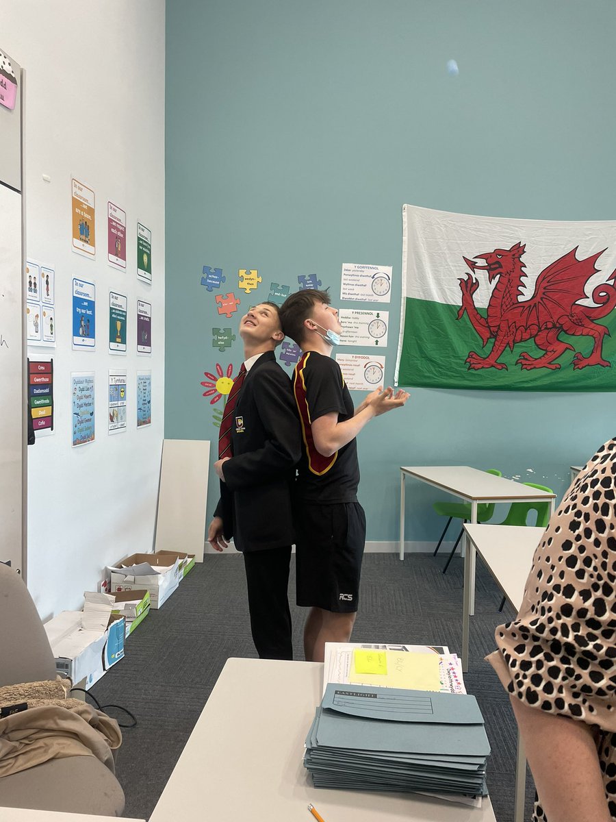 YCB_RS's tweet image. 10B enjoying some teamwork exercises for Fun Fridays last week. Thank you Miss. Wilde for the game🤪#TeamMissHarris