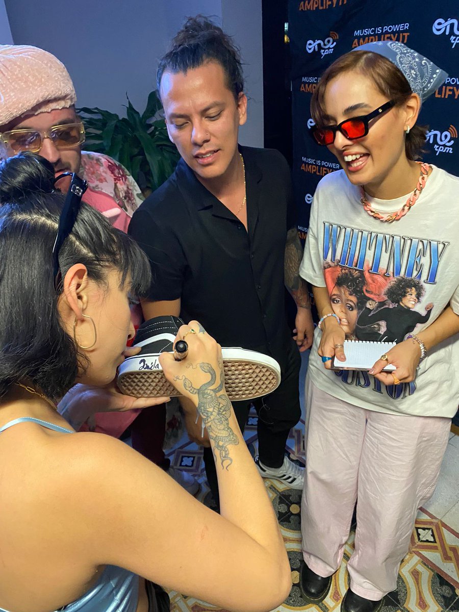 onerpmenespanol's tweet photo. Ayer vivimos una experiencia increíble en la convivencia con los @DesertNinos. 🌵🔥 Hubo música, risas, firma de autógrafos y mucha buena vibra. https://t.co/fsoR19tnKB