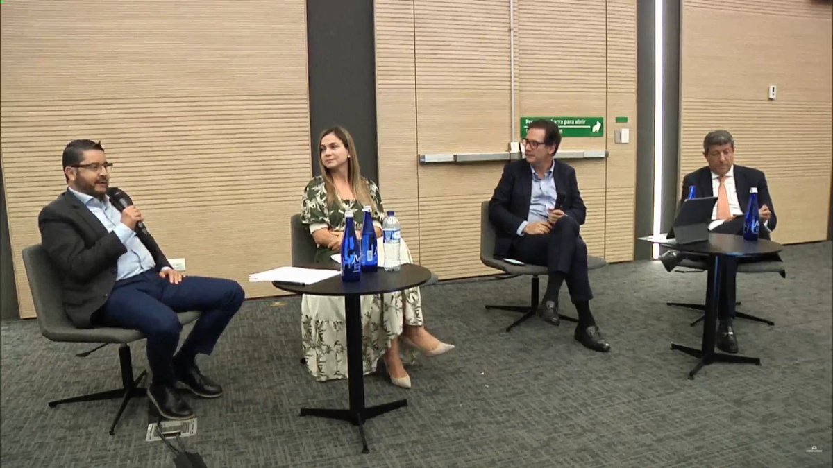 UIAFColombia's tweet photo. "Tenemos muchas herramientas para apoyar el trabajo de los reportantes: Guía de Normatividad, SIREL 3.0, Foros Virtuales, ENR Digital, Notas ALA/CFT, Indicadores del ROS": #JavierGutiérrez IV Congreso #Compliance @CamaraMedellin @SFCsupervisor  
@SSociedades @ALozanoinfolaft https://t.co/OkNbnFcXxN