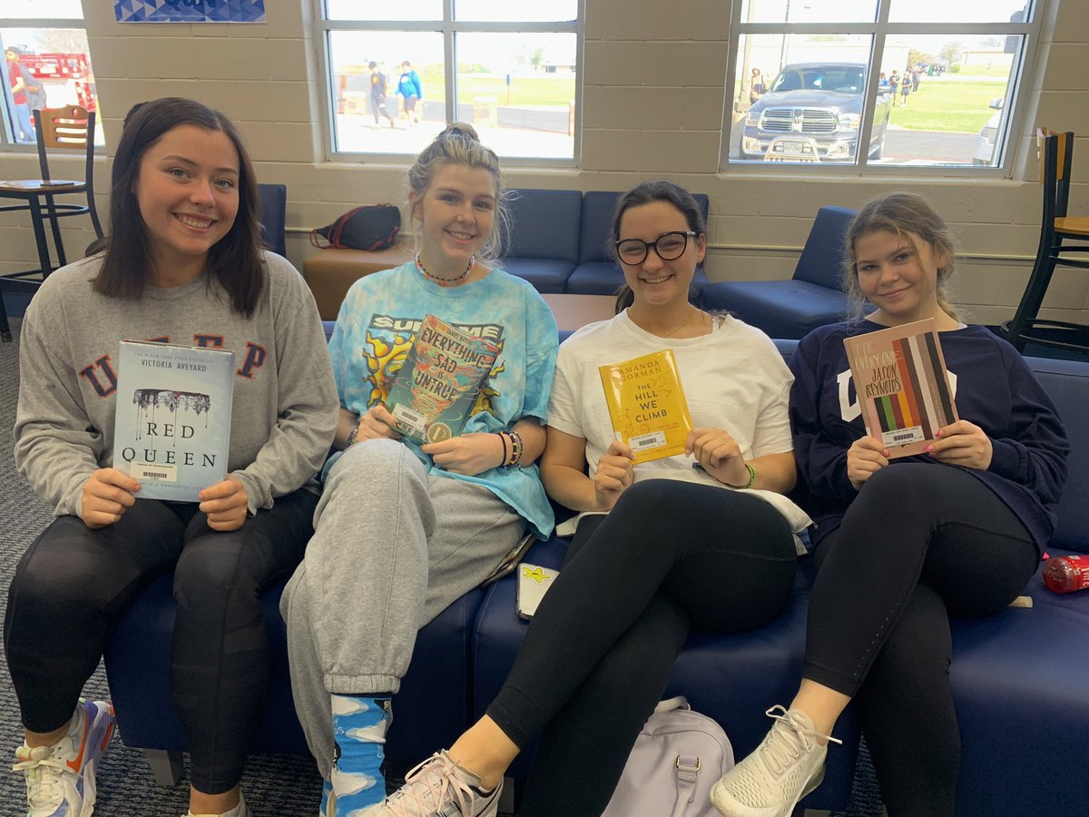 Books never go out of style! 📚
What a joy it is to witness students making time for leisure reading in April, especially 3 seniors &amp; 1 junior! #librarygoals #readingiswayscool <a href="/risdHS/">Robinson High School</a> #RobinsonISD
