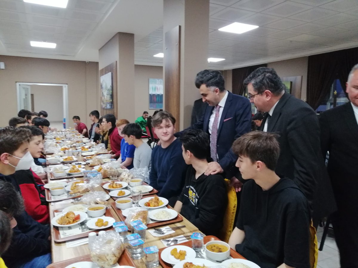 Ordu_MEM's tweet photo. Müdürümüz @mfvargeloglu, Altınordu TOBB Meslekî ve Teknik Anadolu Lisesinde düzenlenen iftar programına katılarak, öğrencilerimizle bir araya geldi.  

#eğitimkentiORDU 

@tcmeb @GelenMustafa @yunus_arinci @yilmaznazif @tuncaysonel @mhilmiguler @TCOrduValiligi @altinordu_mem https://t.co/Dos06tHPHH