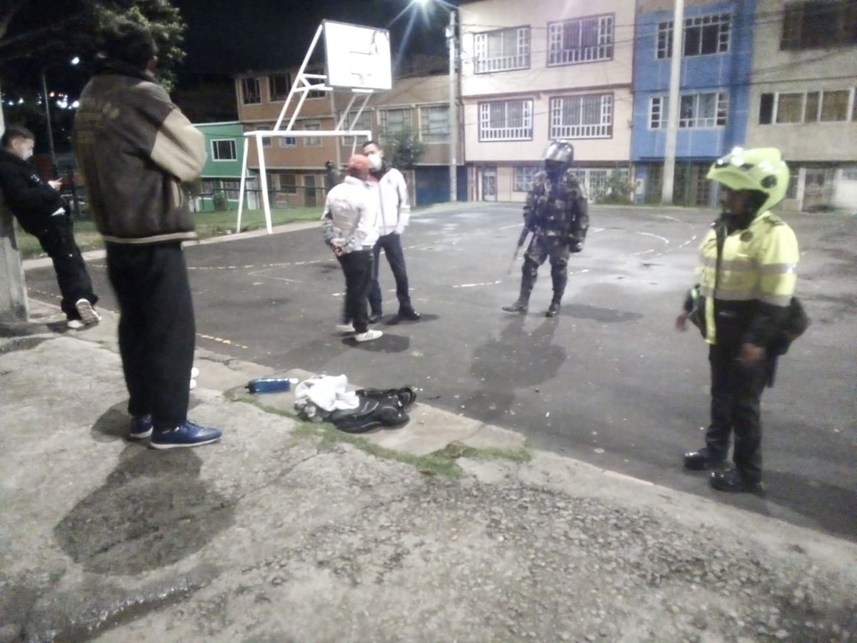 UsmeAlcaldia's tweet photo. #NuestraLabor La oficina de seguridad y convivencia y de manera articulada con @SeguridadBOG, @PoliciaColombia y @COL_EJERCITO, realizaron recorrido por UPZ Alfonso López y Gran Yomasa a fin de identificar puntos críticos de inseguridad como espacios públicos, parques. https://t.co/7puC2P5yrE