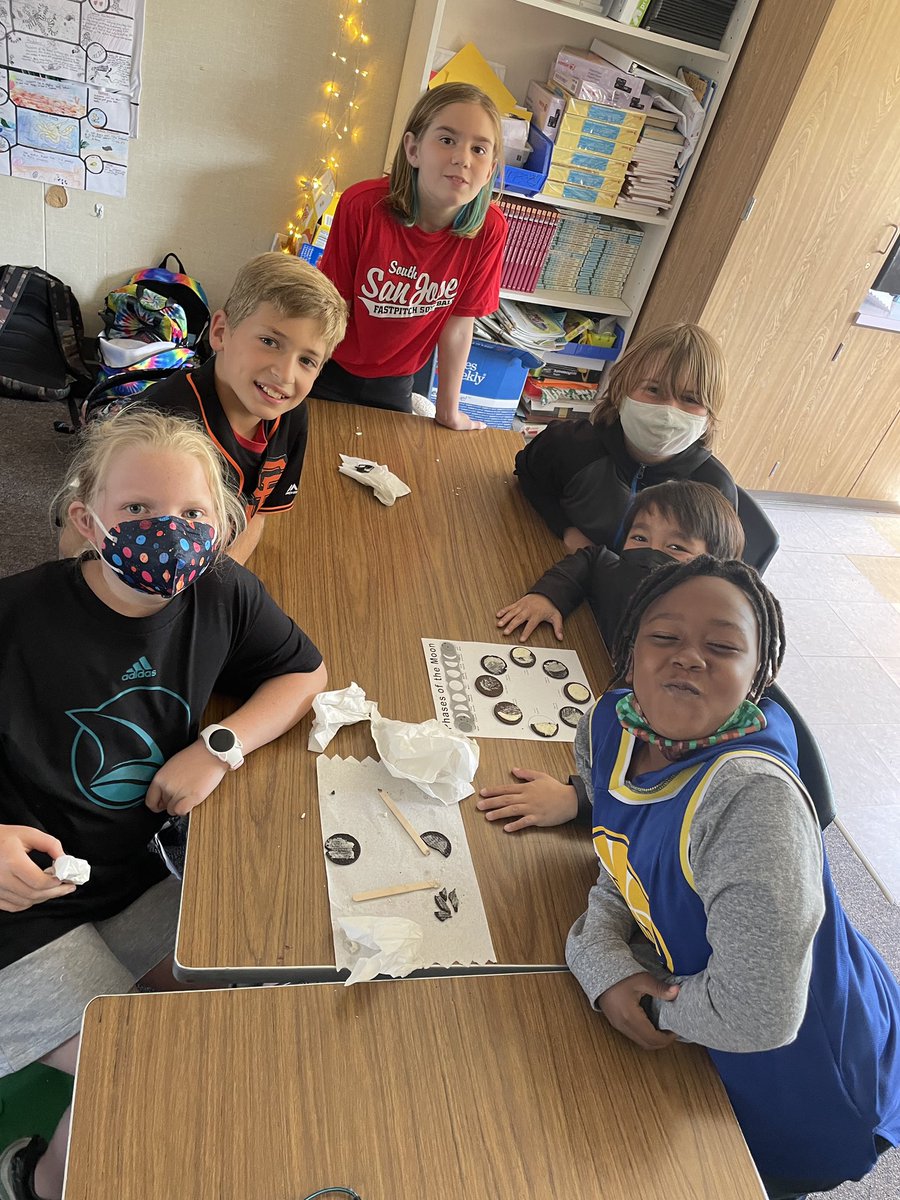 sakamoto_ogsd's tweet photo. Ms. Marshall’s 4th graders doing a Ramadan activity with the phases of the moon! What better way to learn the phases through Oreos? #advancingOGSD https://t.co/wXb9G59GWp