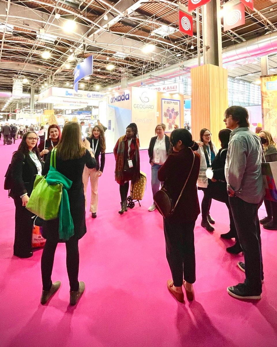 FormulaBotanica's tweet image. Student meet-up @incosmetics 🤩
It was amazing meeting some of our students and graduates in person at #incosmetics in Paris today!

We really do have the most incredible community of formulators and you inspire us every day. Thank you for meeting up with us today. 🥰