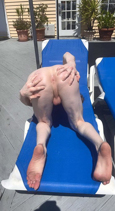 Would you Help Me Put My Sunblock On?🙈 https://t.co/83eFYk1IoT