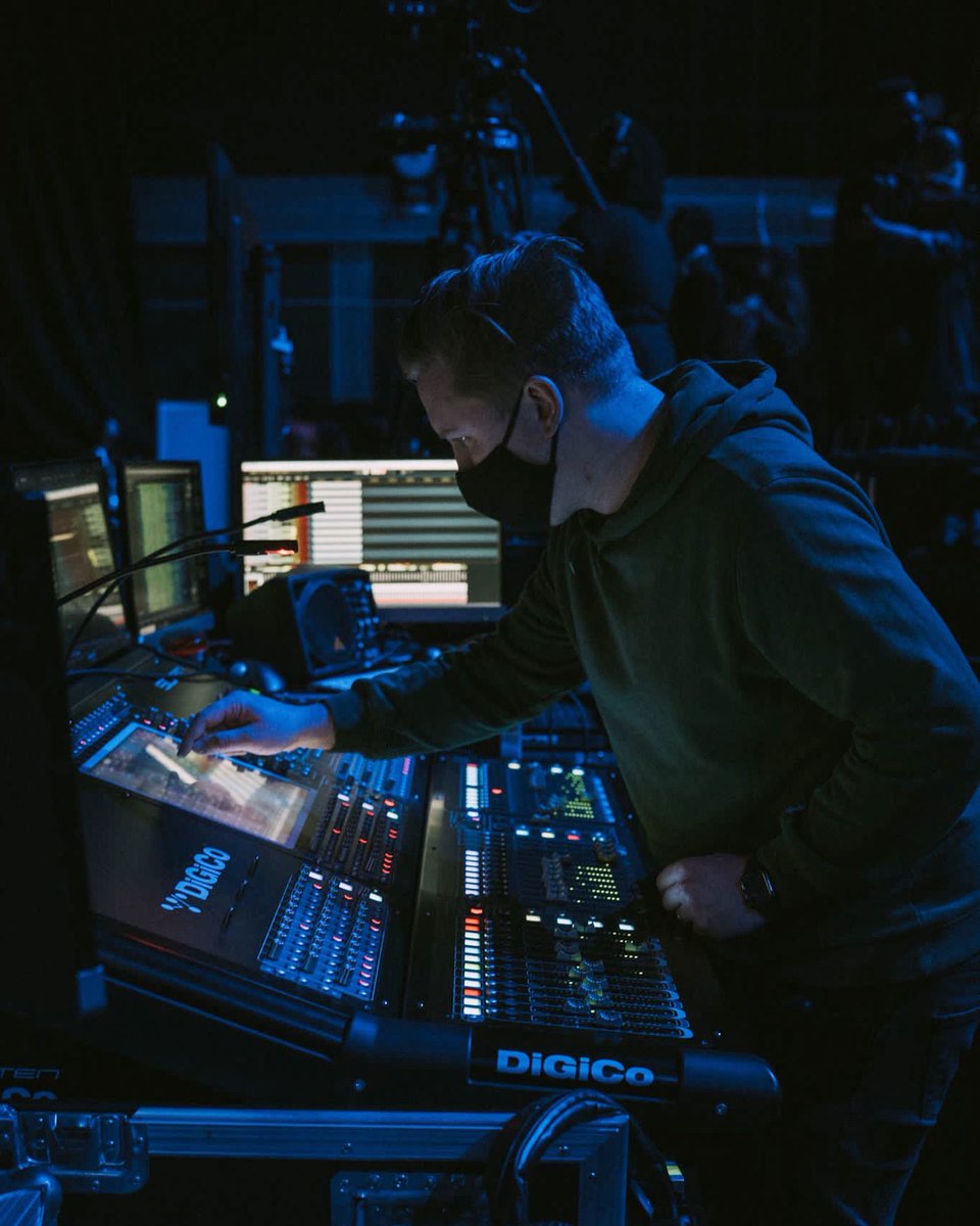 When I’m not taking photos of animals I’m normally mixing gigs or events, what’s your normal job?