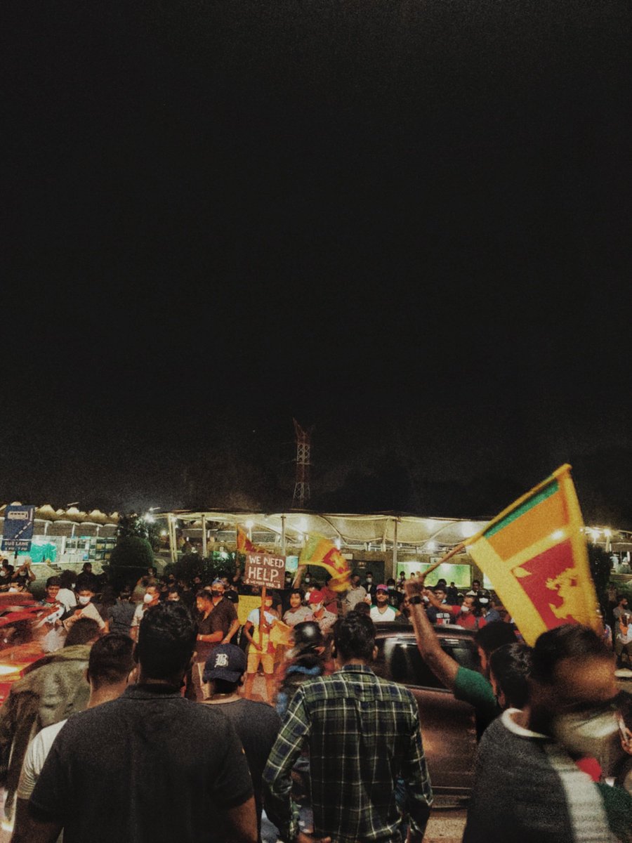 DanushkaCF's tweet photo. The duty of youth is to challenge corruption. ✊🇱🇰

තරුණයන්ගේ යුතුකම දූෂණයට අභියෝග කිරීමයි.

අරගලයට ජය 🖤 

#corruptionsl #GoHomeRajapaksas #governmentcorruption #GotabayaRajapaksha #rajapaksha #srilanka #powertothepeople #hope #injustice #giveusourstolenmoneyback #GoHomeGota2022 https://t.co/hW7WrRwbRR