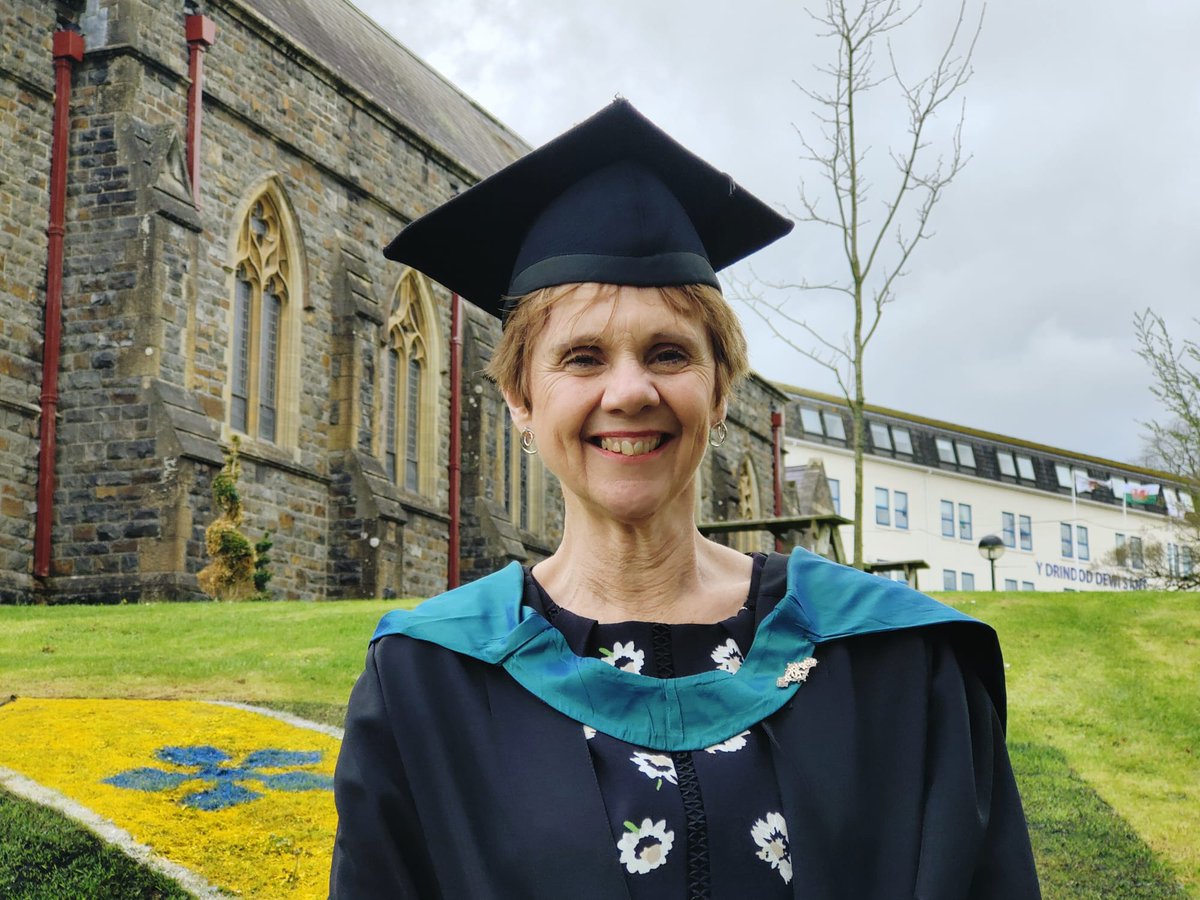 Llongyfarchiadau enfawr i Gwen Davies, Darlithydd Rhagoriaith a raddiodd heddiw â Gradd Meistr yn y Celfyddydau mewn Astudiaethau Dwyieithrwydd ac Amlieithrwydd. Rydyn ni'n browd iawn ohoni.