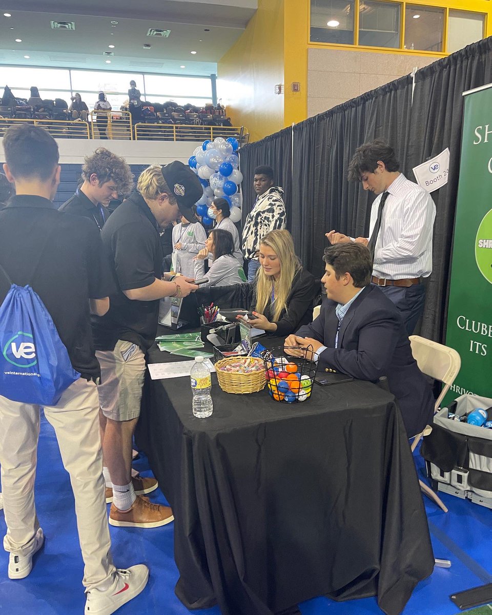 MHSBusiness1's tweet photo. Virtual Enterprise class doing what it does best! #tradeshow #youthbusinesssummit #shrivotgolf https://t.co/tQvLJzliEm