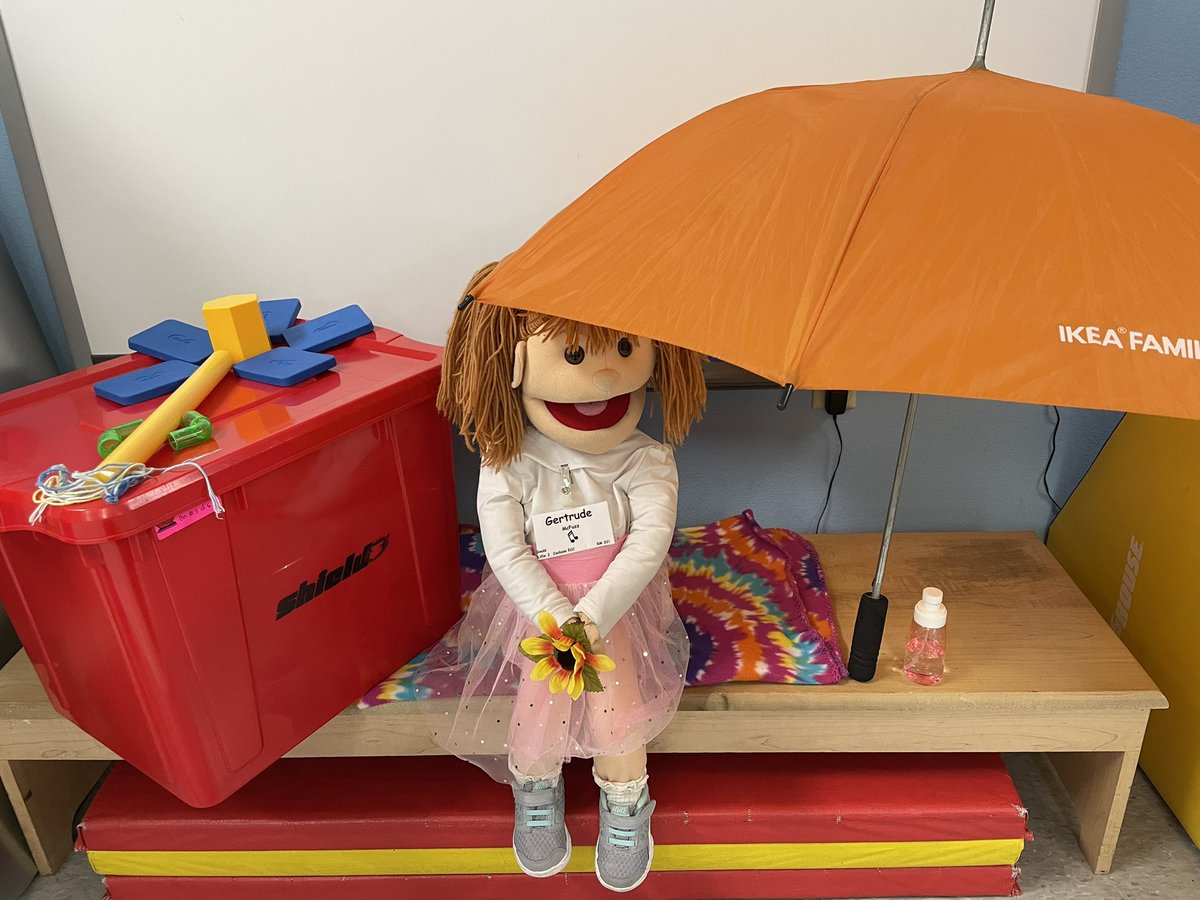 For WORK TOGETHER WEDNESDAY, Gertrude asked students to work in groups to carry huge boxes, create flowers out of random items and help each other stay dry from the rain. #WOYC22 #LISDpk #LISDpkWOYC22 <a href="/LJJacksonECC/">Lillie J Jackson ECC</a>