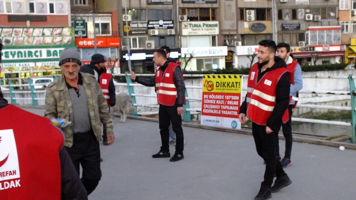 Zonguldak il gençlik kolları olarak iftara geç kalan vatandaşlarımıza iftariyelik dağıtımı yapılmıştır