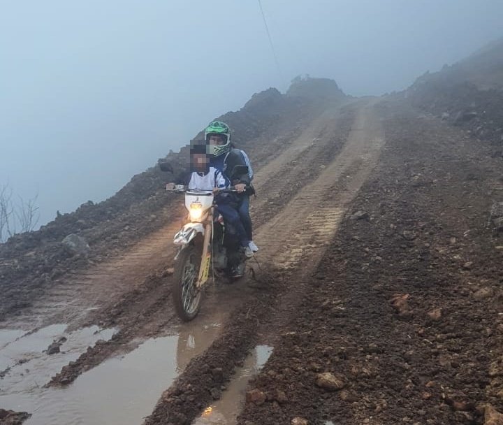 Pese, a no ser nuestra competencia, abrimos  una trocha en el macrodeslizamiento de Zhatazhi, con el único afán que nuestra población viva con dignidad. Esperamos hoy arribe maquinaria provincial ofrecida por <a href="/MendezAzuay/">Cecilia Méndez Mora</a> para continuar labores en la  vía Girón-Curiquingue.