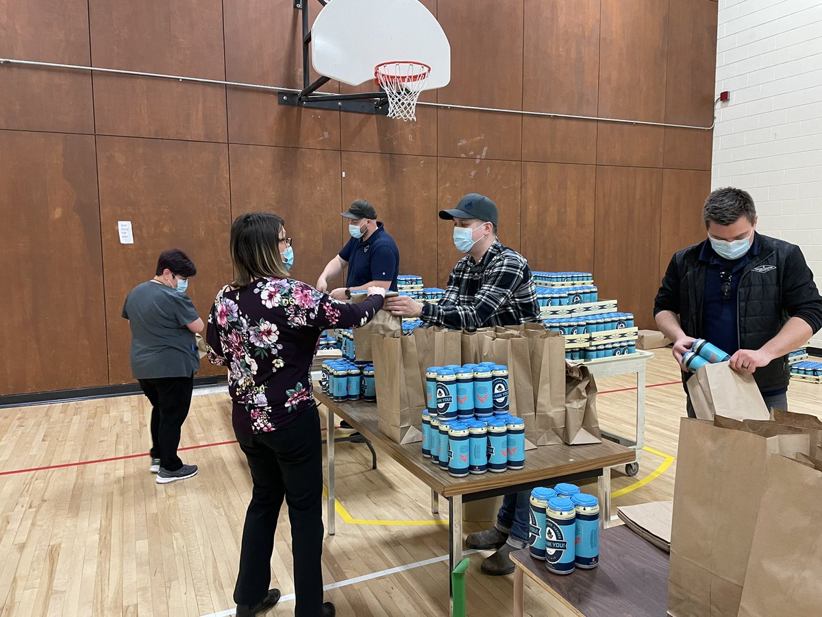 TransCanadaBeer's tweet photo. THANK YOU HEALTHCARE HEROES! 💙

We are in Brandon today handing out beer to the amazing healthcare providers. We can’t thank you enough for your continued resilience. https://t.co/MQQuaeq3Oo