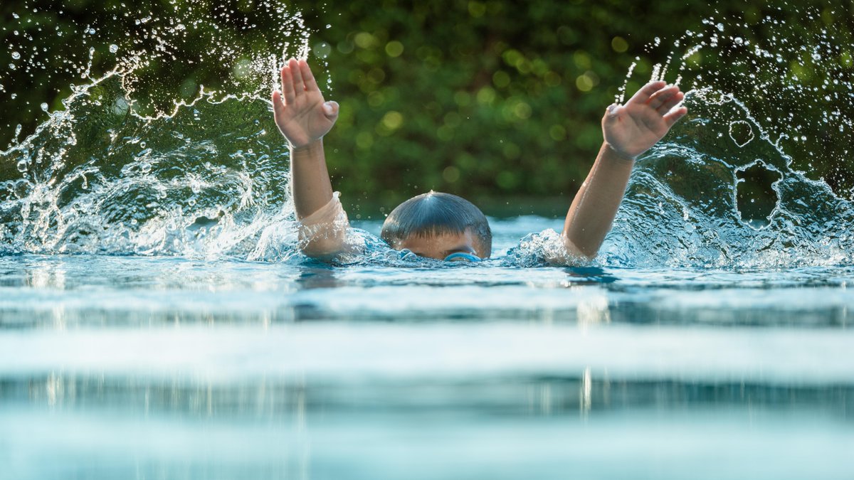 MedscapeStudent's tweet image. Medical school is a time when students tend to lean hard on the coping skills that help them keep their head above water. Do you agree? ms.spr.ly/6018wsBIm #medstudent #medtwitter #somedoc