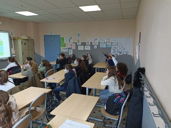 ChRolandMaths's tweet photo. 👇Intervention en classe de 6ème dans le cadre du dispositif #rdg de @LesMathsEnScene 👍
✅ Thème Voxel 🟧🟨🟪🟩
▶️ Échanges sur le métier de mathématicien 📈📊📐📏
▶️ Que signifie #modéliser ?
▶️ Exemples de #discrétisation
#météorologie #scanner #tepscan
🙏@A_Lecouffe https://t.co/ZtnhYW6pkr