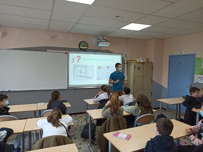 ChRolandMaths's tweet photo. 👇Intervention en classe de 6ème dans le cadre du dispositif #rdg de @LesMathsEnScene 👍
✅ Thème Voxel 🟧🟨🟪🟩
▶️ Échanges sur le métier de mathématicien 📈📊📐📏
▶️ Que signifie #modéliser ?
▶️ Exemples de #discrétisation
#météorologie #scanner #tepscan
🙏@A_Lecouffe https://t.co/ZtnhYW6pkr