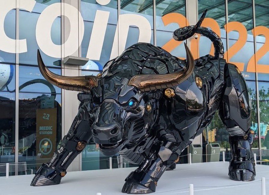 CryptoMediaFr's tweet image. ⚡️ FLASH - Une magnifique statue d’un taureau aux yeux bleus a été dévoilée lors de la conférence #Bitcoin2022.  

#crypto #Bitcoin