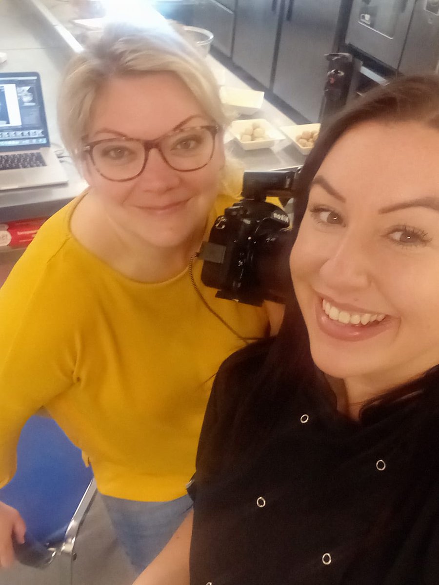 _SusannSullivan's tweet photo. Who said work wasn't fun 📸🤳
Great day working with the amazingly talented Ildiko. Cant wait to share with you all what I've been working on. It's such an unbelievable feeling starting to see it all finally come together 💫💛
#snackballs #newproduct #LouthChat #WomeninBusiness https://t.co/4Ic9ipx5af