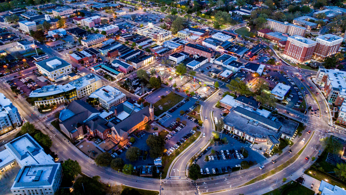EastCarolina's tweet photo. #POV: You #ARRRGH a #Pirate living in @GreenvilleNC — home of #PirateNation! 🏴‍☠️

→ Vibrant art and live music scene 🎶
→ Thriving food and retail in @uptowngville 🥘
→ Explore the outdoors 🏕️

Learn more ➡️ https://t.co/slVq3VAEVi https://t.co/jVJYI3OCGB