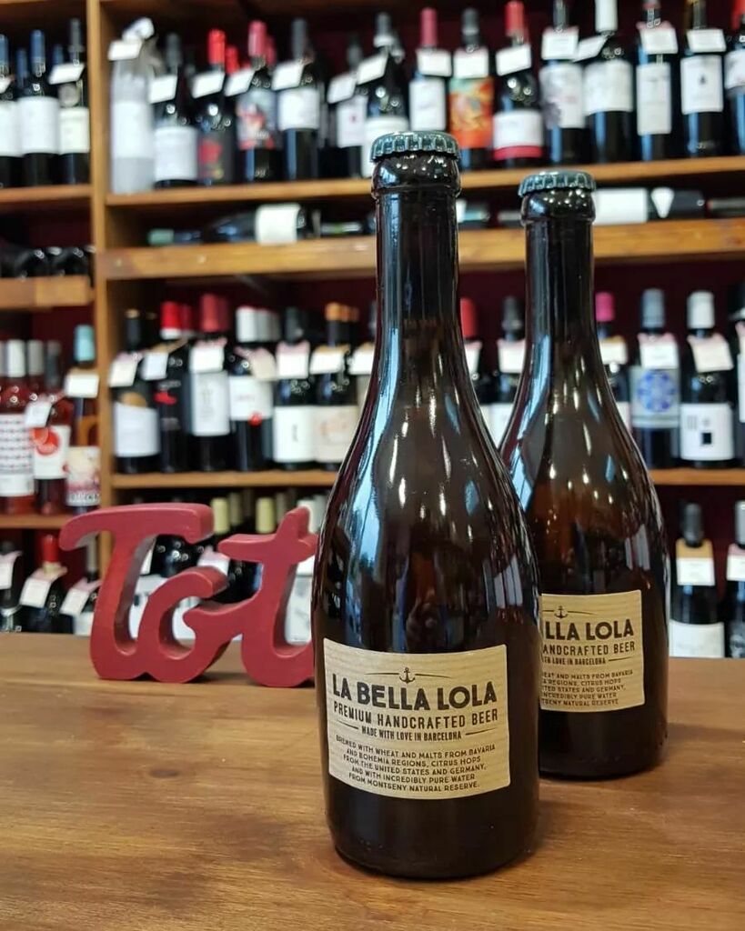 #LABELLALOLA 🍻
Una cerveza rubia Premium elaborada con maltas y trigo de la región de Baviera y Bohemia, lúpulos cítricos de Estados Unidos y Alemania, y con agua pura de la Fomt del Regás del Parc Natural del Montseny.

La Bella Lola es inteligente,… instagr.am/p/CcBJGYvNY5w/