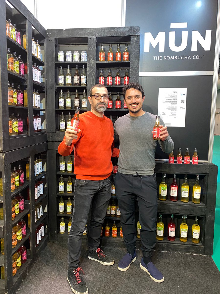 kombutxa's tweet photo. Una #kombucha muy especial. Quizá, el reto más importante que hemos tenido en nuestros 7 años de historia. 100% natural y ecológica. Formulada con la colaboración del nutricionista @carlosriosq, creador del movimiento #RealFooding. Hoy, presentada en sociedad, en @Alimentaria_BCN https://t.co/Eyg2Bpk6UI
