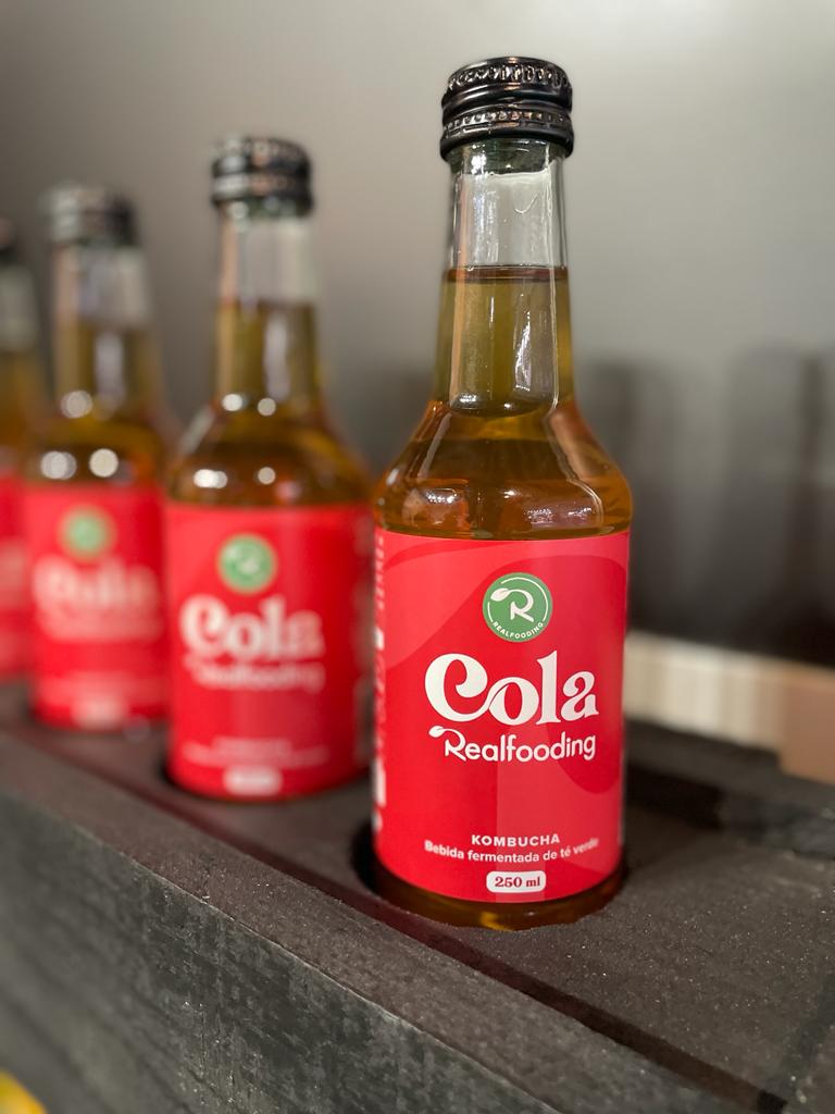 kombutxa's tweet photo. Una #kombucha muy especial. Quizá, el reto más importante que hemos tenido en nuestros 7 años de historia. 100% natural y ecológica. Formulada con la colaboración del nutricionista @carlosriosq, creador del movimiento #RealFooding. Hoy, presentada en sociedad, en @Alimentaria_BCN https://t.co/Eyg2Bpk6UI