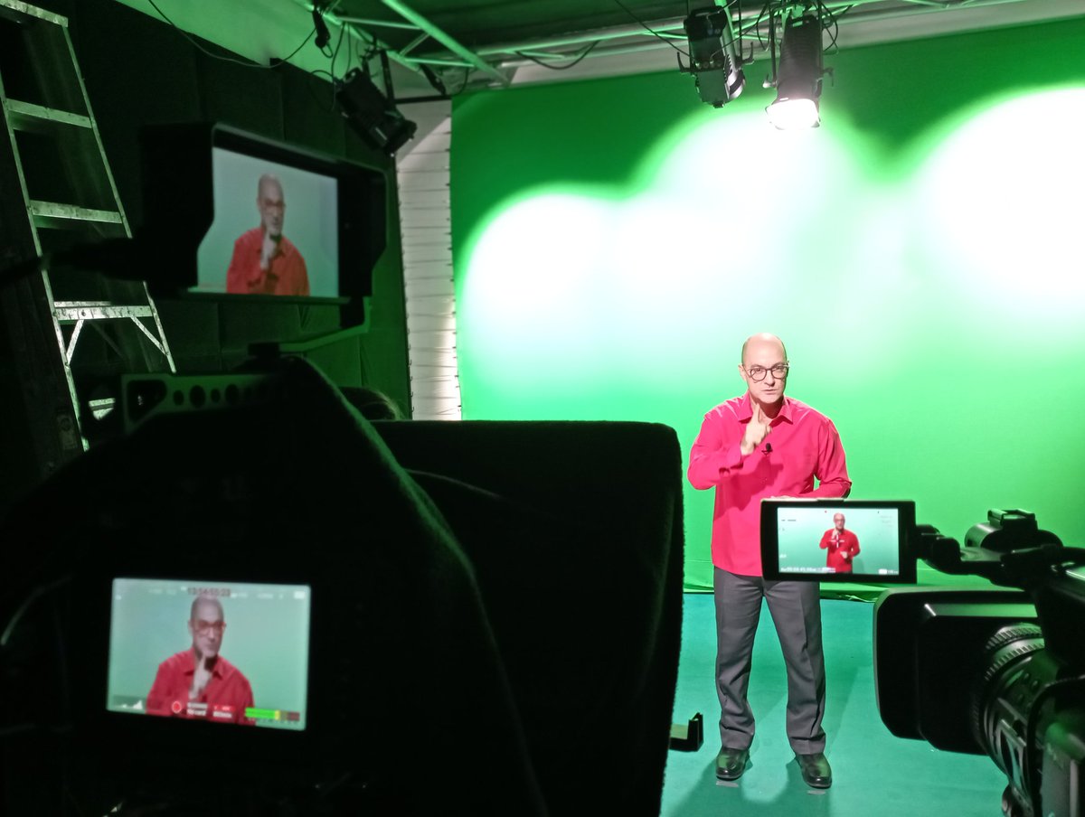 ProgramaMarcas's tweet photo. Fotos de la grabación

Así fue el proceso de grabación de la primera emisión de esta segunda temporada.

#programadetv #Cuba
#Historia #ucranea #UcraniaRussia #UcraniaBajoFuego https://t.co/JWoUbyhVpS